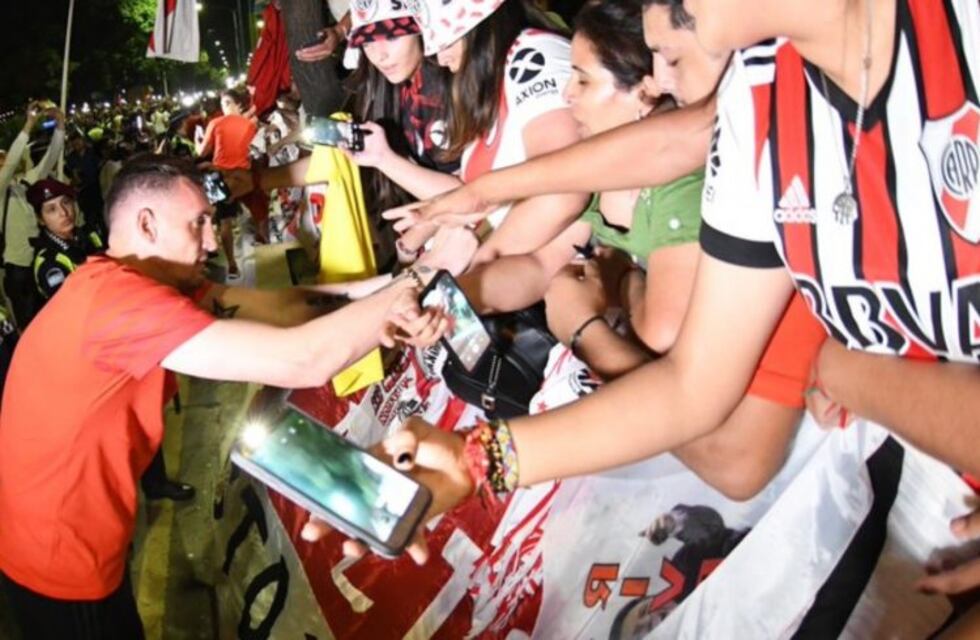 Los hinchas recibieron a River Plate con un banderazo en Tucumán