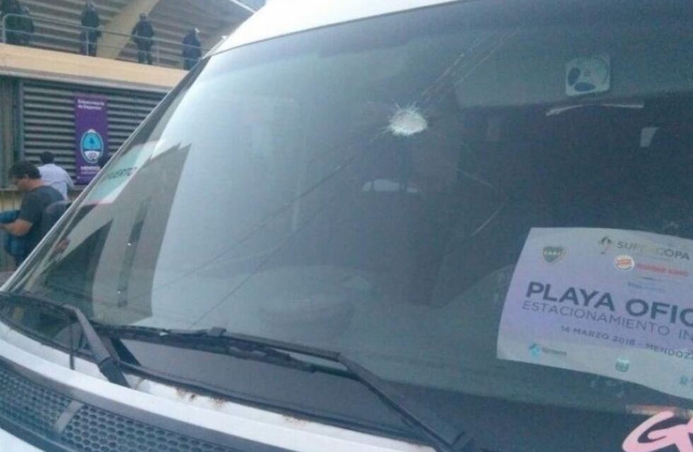 Atacaron a piedrazos la camioneta que trasladaba a dirigentes de Boca Juniors