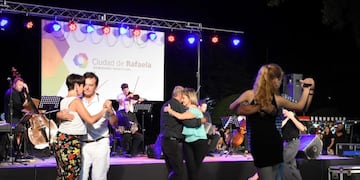 La gente se sumó al baile de tango en la plaza\u002E