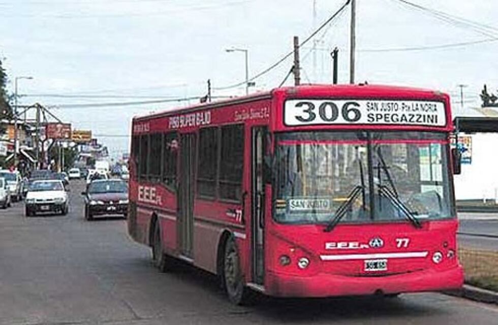 Ezeiza: no quiso abrir la puerta del colectivo y llevó colgando a un pasajero durante varias cuadras