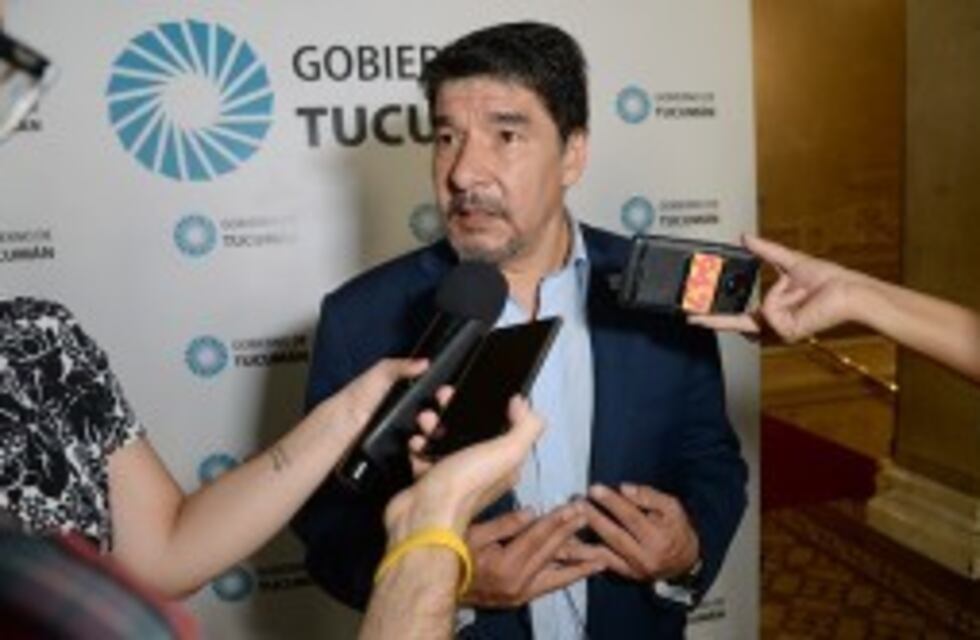 El ministro Acevedo explicó el criterios para la distribución de los aportes no reintegrables a municipios del interior