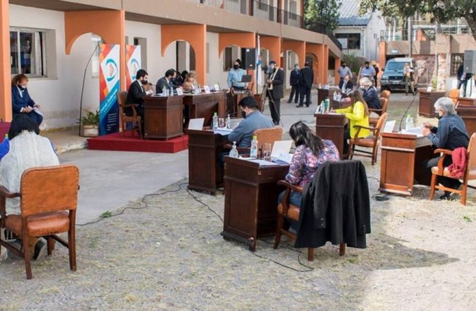 En sesión al aire libre, ediles aprobaron realizar "sesiones virtuales"
