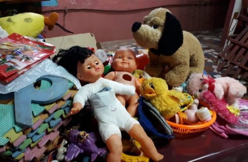 Vecinos reciben donaciones de juguetes para celebrar el Día del Niño