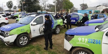 Efectivos de la Policía Bonaerense pasaron la noche en el Puente 12 para reclamar por mejores condiciones laborales\u002E (Clarín)