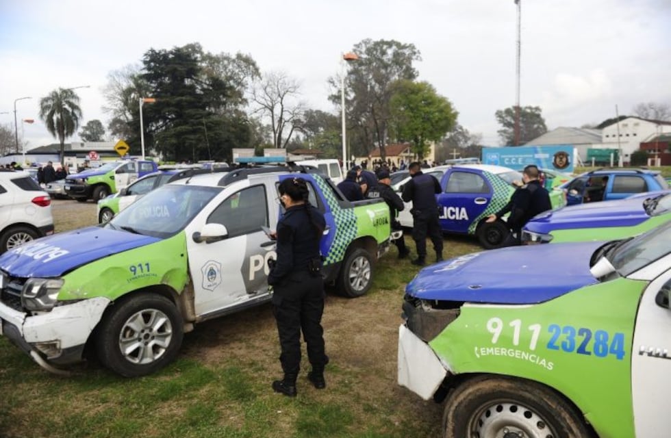 Efectivos de la Policía Bonaerense pasaron la noche en el Puente 12 para continuar con su reclamo