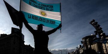 AME8005\u002E BUENOS AIRES (ARGENTINA), 20/06/2020\u002E- Miles de personas se manifiestan este sábado frente al obelisco de la Ciudad de Buenos Aires (Argentina)\u002E Argentina fue escenario este sábado de marchas, bocinazos y cacerolazos que tuvieron lugar en varias ciudades contra la expropiación de la empresa agroexportadora Vicentín por parte del Gobierno de Alberto Fernández\u002E En el Obelisco de Buenos Aires, miles de personas se reunieron, muchas a pie y otras con sus automóviles, portando banderas argentinas en medio de la cuarentena por la pandemia de la COVID-19, para reclamar que el Estado de marcha atrás con la expropiación de la compañía, originaria de la provincia Santa Fe (centro este)\u002E EFE/ Juan Ignacio Roncoroni