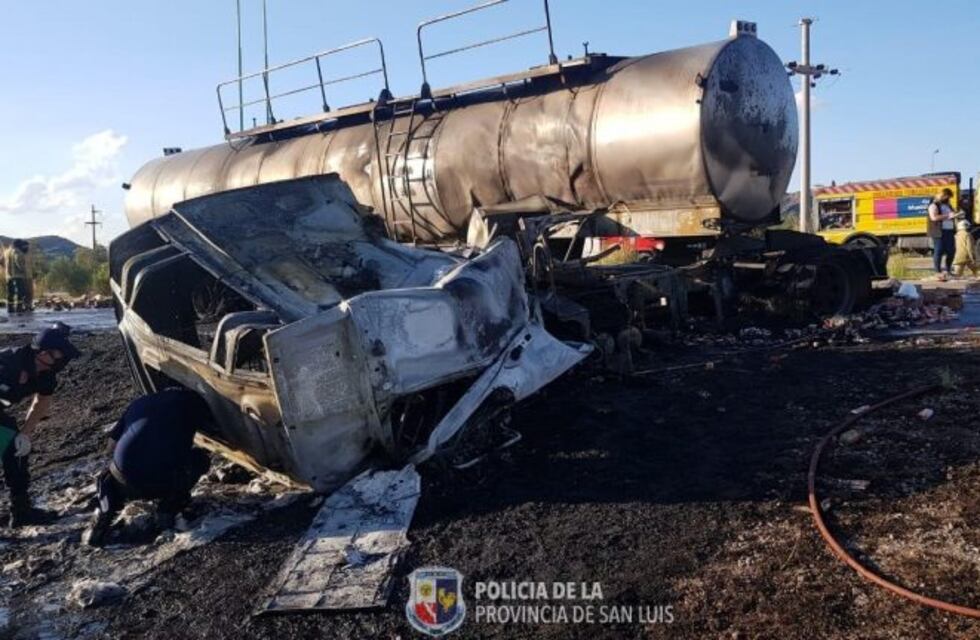 Muere un chofer en choque de camiones