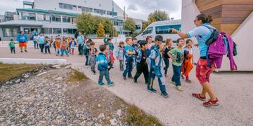 Niños disfrutando de los juegotecas