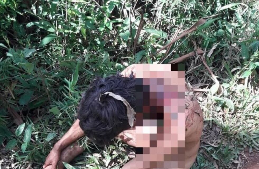 Joven apareció desnudo y con una herida de arma blanca en la calle
