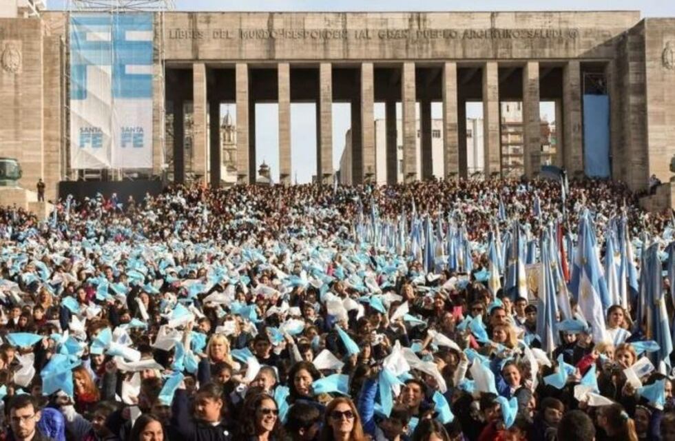 Miles de alumnos llegan a Rosario para la Promesa de lealtad a la Bandera