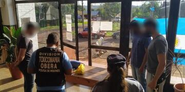 El trabajador dijo que una chica lo contrató para llevar la mochila\u002E