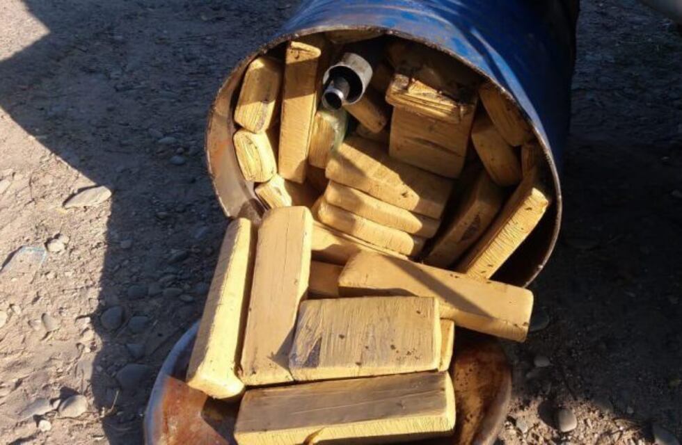 Llevaban 114 kilos de cocaína ocultos en un tacho de metal