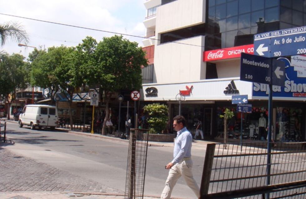 Un hombre le robó un bolso a otro en pleno centro de Carlos Paz