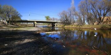 Seco está el brazo del Limay donde se asientan los clubes en la ciudad de Neuquén\u002E El estancamiento del líquido genera olores desagradables (Foto Leonardo Petricio)
