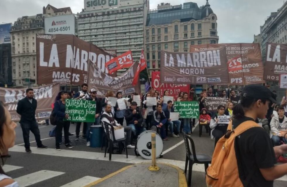 Docentes bonaerenses protestaron frente a la Casa de la Provincia