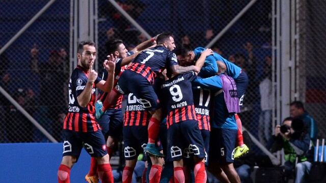 BAS403. BUENOS AIRES (ARGENTINA), 17/05/2017.- Jugadores de San Lorenzo celebran un gol ante Flamengo hoy, miu00e9rcoles 17 de mayo del 2017, durante un partido entre Flamengo de Brasil y San Lorenzo de Argentina, por la Copa Libertadores en el Estadio de San Lorenzo en Buenos Aires (Argentina). EFE/Juan Ignacio Roncoroni