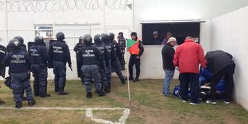 El partido en Río Cuarto estuvo suspendido por incidentes entre hinchas de Racing y policías\u002E
