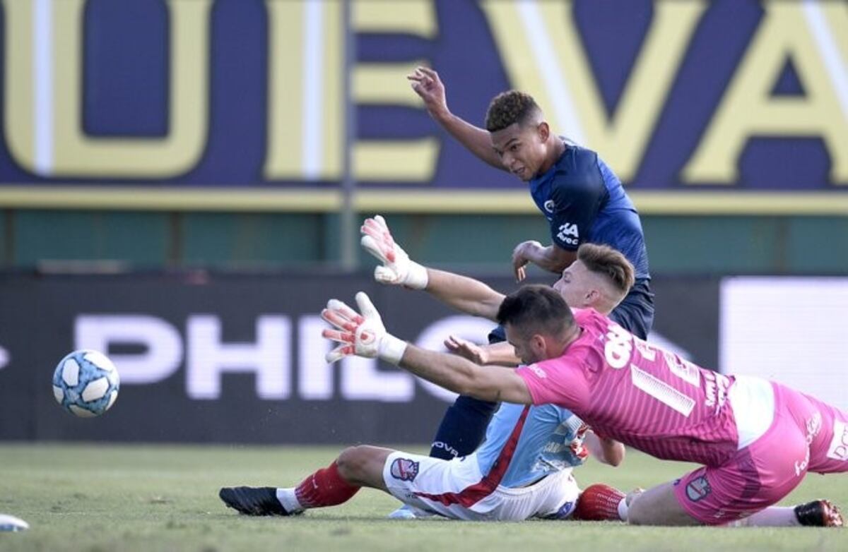 El colombiano fue increpado, reaccionó y el árbitro Herrera lo terminó expulsando\u002E