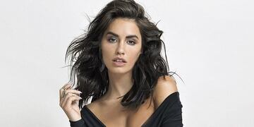 Lali Espósito compartió una sensual foto en la que luce un jugado vestido negro