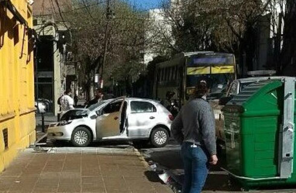 Manejaba alcoholizado y se fue contra el frente de una pizzería tras chocar con un ómnibus