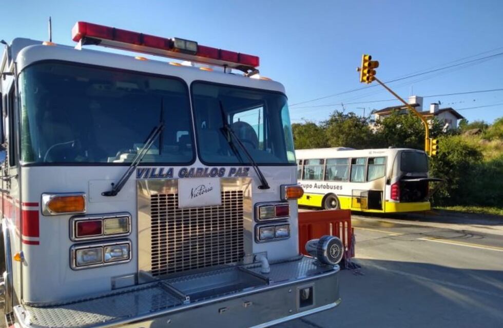Se incendió un colectivo en el ingreso a Carlos Paz