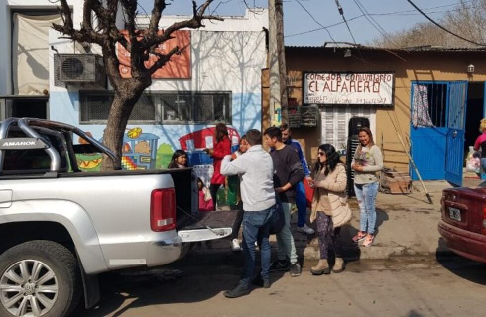 Vía Rosario y Grupo Cristal entregaron juguetes en el merendero El Alfarero por el Día del Niño