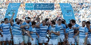 MEN117\u002E MENDOZA (ARGENTINA), 25/08/2018\u002E El equipo de Argentina celebra su triunfo hoy, sábado 25 de agosto de 2018, después de un partido de rugby ante Sudáfrica en el Estadio Malvinas Argentinas de la ciudad de Mendoza (Argentina)\u002E EFE/Pachy Reynoso mendoza rugby championship torneo rugby rugbiers seleccion argentina los pumas sudafrica
