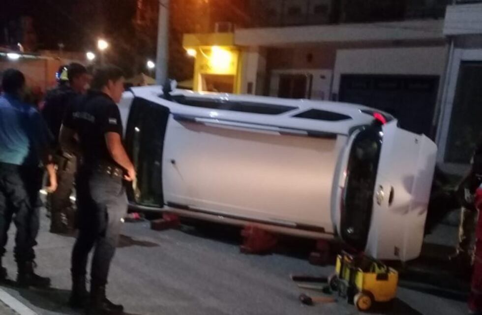 Dos personas chocan con autos estacionados