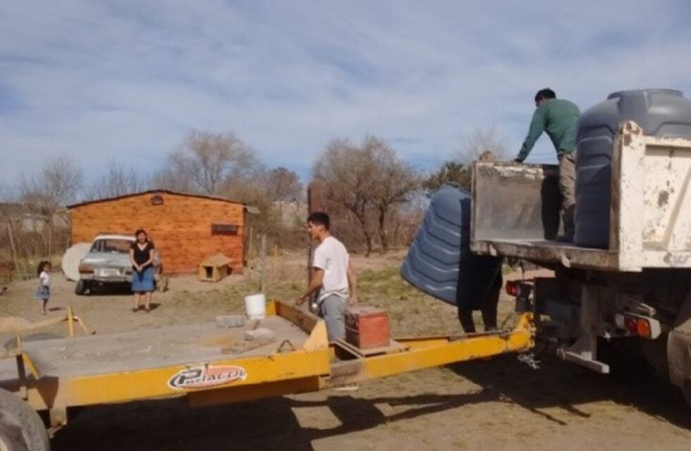 Alta Gracia: se entregaron tanques de agua en barrio 1º de Mayo