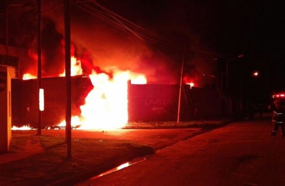 Voraz incendio consumió un depósito de Villa Gobernador Gálvez
