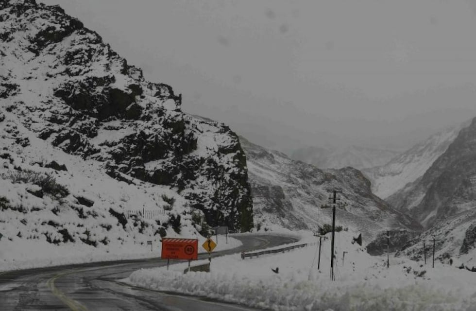 Cierran el paso internacional Cristo Redentor por nevadas en alta montaña