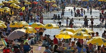 Miles de mendocinos son los que deciden pasar el verano en las costas de Blanco Encalada, en la Playita de Luján\u002E