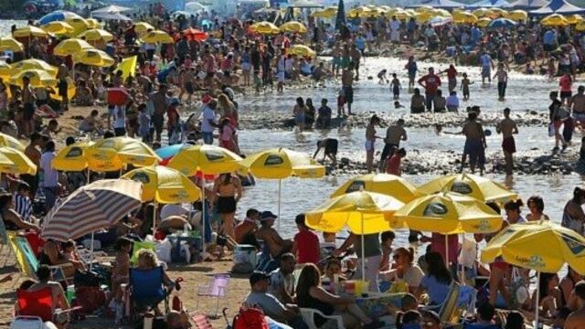 Miles de mendocinos son los que deciden pasar el verano en las costas de Blanco Encalada, en la Playita de Luján\u002E