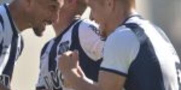 Leo Gil, autocru00edtico con el juego de equipo que tiene la T.