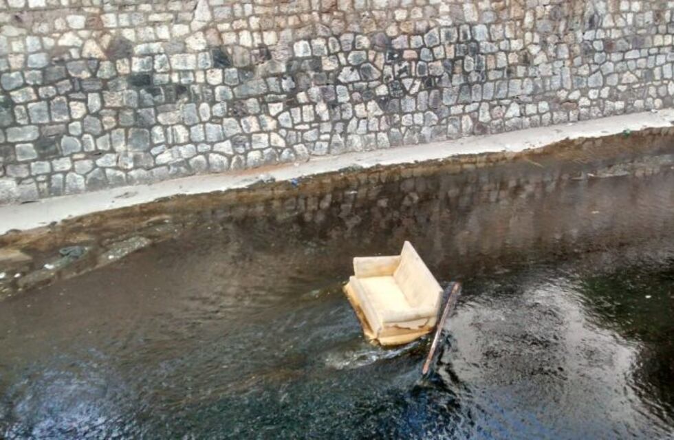 Una "casa de mugre": teles, microondas y hasta un sillón en plena Cañada