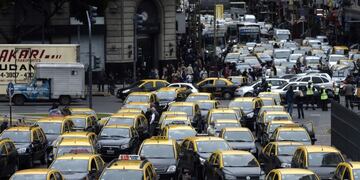 Avanza el proyecto para que los viajes en taxis se pidan a través de una aplicación\u002E Foto: DYN\u002E