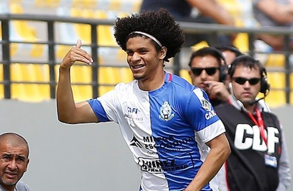 ¿Lo buscan de Central? Es venezolano, juega en Chile y le pidió casamiento a su novia en pleno partido