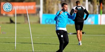 El DT Celeste paró dos equipos, aunque dejó en claro que por ahora no dejará ver al que se perfila como titular\u002E