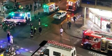 El fuego se desencadenó en el primer piso del edificio ubicado en Pellegrini y Laprida\u002E (Twitter)