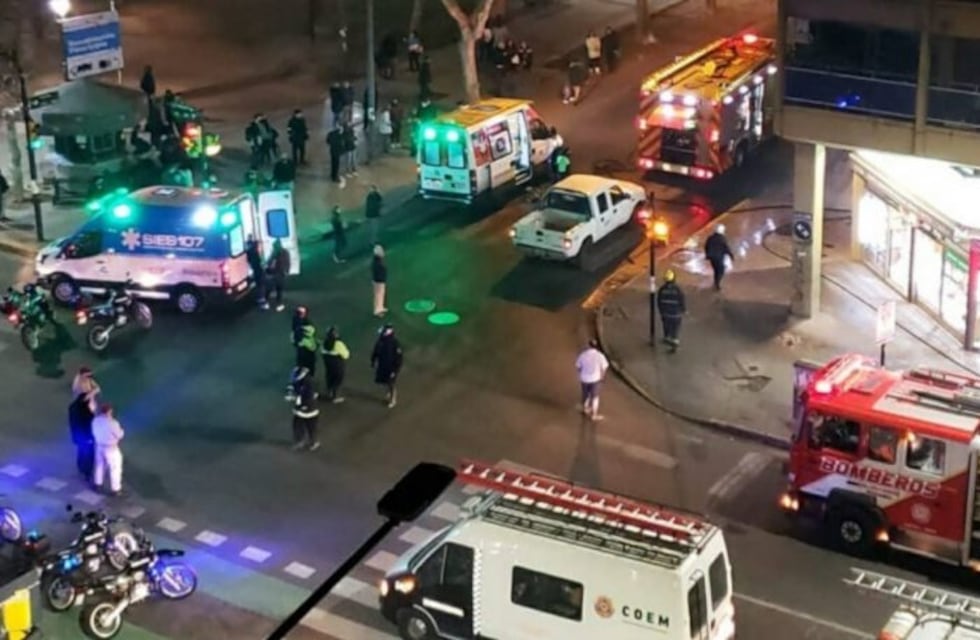 Fuego de madrugada: murieron dos vecinos de un edificio en Pellegrini y Laprida