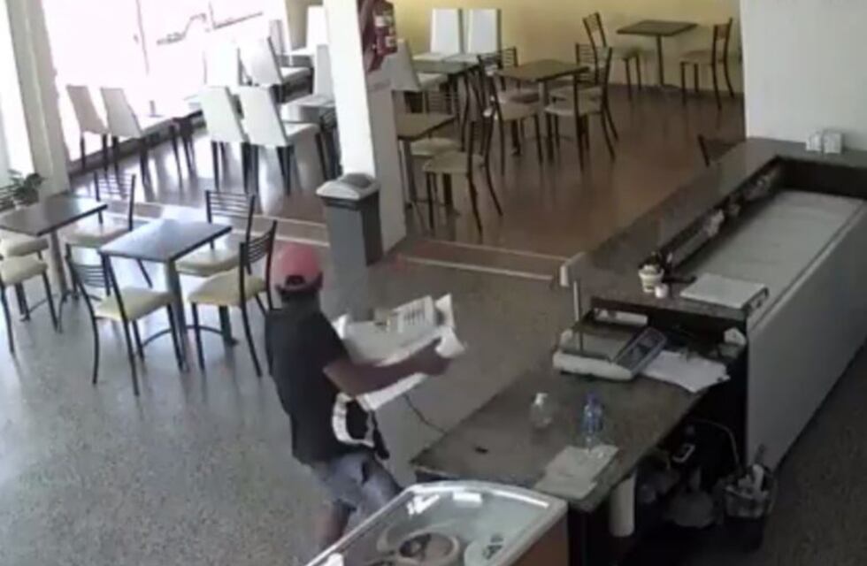 Para evitar demoras asaltante arrancó la caja registradora de una heladería