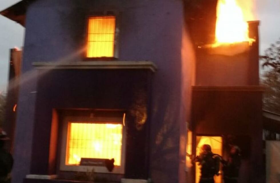 Un impresionante incendio dejó a una familia sin nada en Mendiolaza