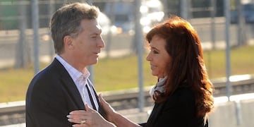 ampliacion de la autopista illia entre las vias del Ferrocarril Belgrano que tuvieron que ser corridas unos metros y el Aeroparque Jorge Newbery\r\nNUEVO TRAMO DE LA AUTOPÍSTA ILLIA QUE UNE LA 9 DE JULIO CON LA GENERAL PAZ\r\nDYN31, BUENOS AIRES 06/06/14, LA PRESIDENTA CRISTINA FERNANDEZ COMPARTE ESTA TARDE CON EL JEFE DE GOBIERNO PORTEÑO MAURICIO MACRI LA INAUGURACIÓN DE LA AMPLIACIÓN DE LA AUTOPISTA ARTURO ILLIA \r\nFOTO-DYN/EZEQUIEL PONTORIERO buenos aires cristina fernandez de kirchner mauricio macri inauguracion de la ampliacion de la autopista illia inauguran prolongacion de la autopista jefe porteño ciudad presidenta de la nacion