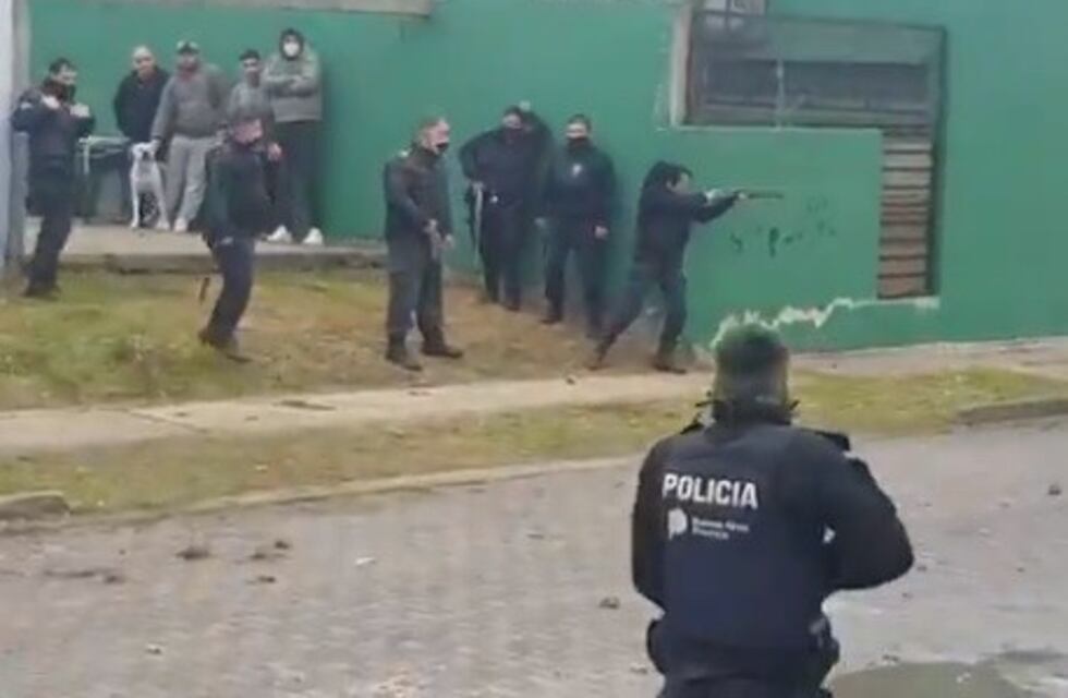 Ensenada: vecinos se enfrentaron a los tiros con la policía