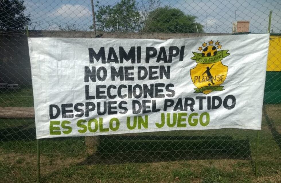 Alta Gracia: Los niños le dejaron un mensaje a sus padres en la cancha