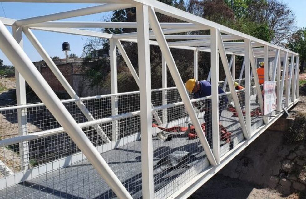 Avanza la obra del puente peatonal de villa Luján