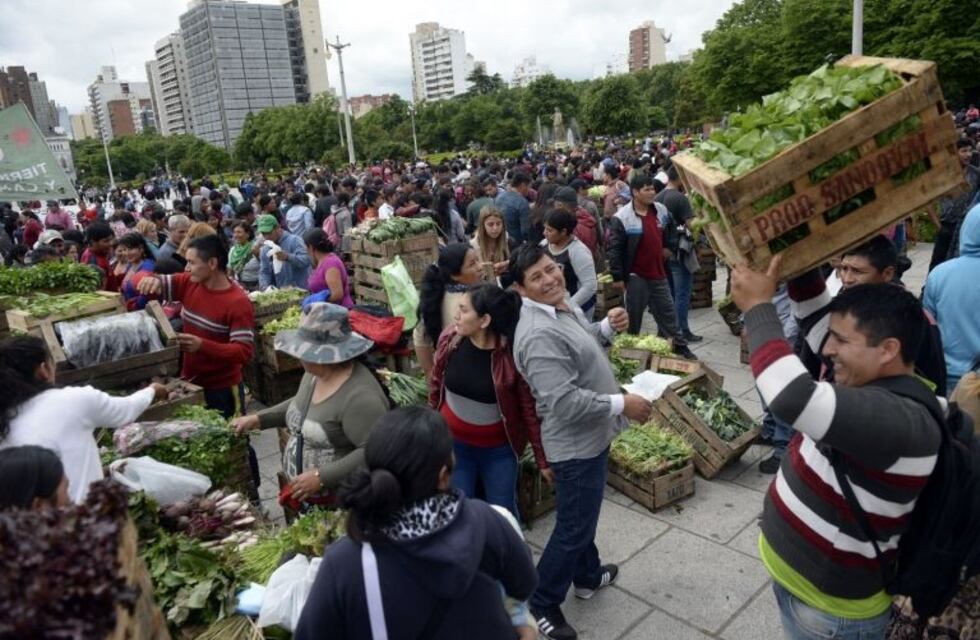 Nuevo "verdurazo" en la Plaza Moreno de La Plata