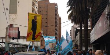 La agresión al auto de Juan Schiaretti cuando se retiraba del acto de inauguración de obras en Villa Allende\u002E