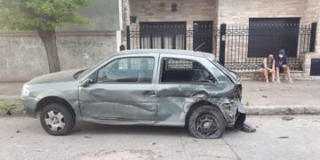 Conductor borracho chocó un auto estacionado con su camión\u002E