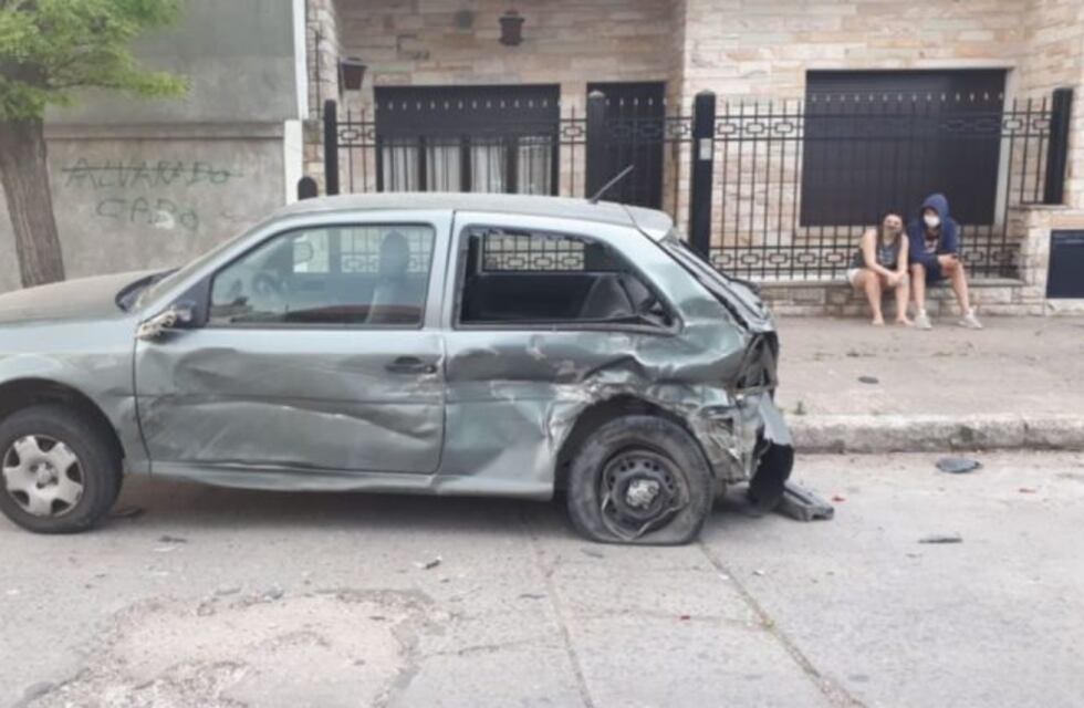 Borracho y sin papeles manejaba un camión y chocó un auto estacionado